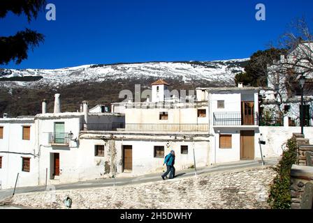 Typische Stadthäuser mit schneebedeckten Bergen der Sierra Nevada im Hintergrund, Spanien. Stockfoto