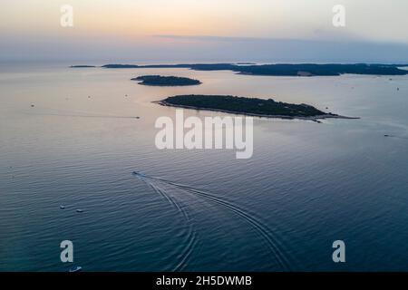 Eine Luftaufnahme der Brijuni-Inseln, im Vordergrund die Inseln Kotez und Sv. Jerolim in der Abenddämmerung, Istrien, Kroatien Stockfoto