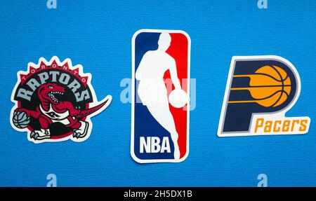1. Oktober 2021, Springfield, USA, Embleme der Basketballteams Toronto Raptors und Indiana Pacers auf blauem Hintergrund. Stockfoto