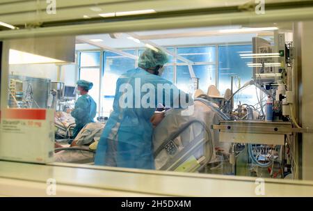 Leipzig, Deutschland. November 2021. In der Covid-Station, einem Bereich der operativen Intensivstation des Universitätsklinikums Leipzig, betreuen Mediziner die Patienten. Auf der Intensivstation wächst seit Tagen die Zahl der Corona-Patienten mit schweren Verläufen, darunter immer mehr jüngere Patienten im Alter zwischen 30 und 60 Jahren. Quelle: Waltraud Grubitzsch/dpa-Zentralbild/dpa/Alamy Live News Stockfoto