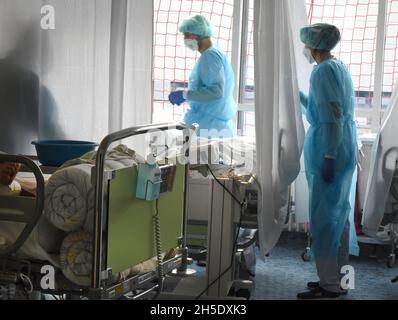 Leipzig, Deutschland. November 2021. In der Covid-Station, einem Bereich der operativen Intensivstation des Universitätsklinikums Leipzig, betreuen Ärzte und Krankenschwestern die Patienten. Auf der Intensivstation wächst seit Tagen die Zahl der Corona-Patienten mit schweren Verläufen, darunter immer mehr jüngere Patienten im Alter zwischen 30 und 60 Jahren. Quelle: Waltraud Grubitzsch/dpa-Zentralbild/dpa/Alamy Live News Stockfoto