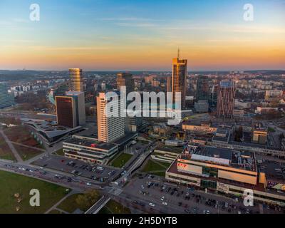 Sonnenuntergang über den Dächern von Vilnius Stockfoto