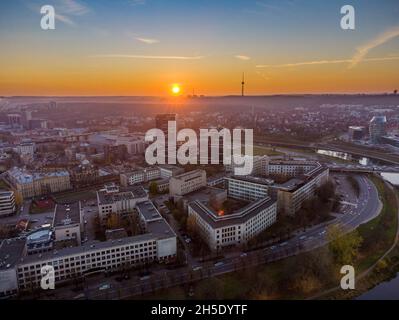 Sonnenuntergang über den Dächern von Vilnius Stockfoto