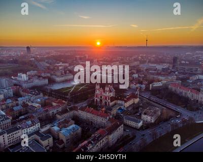 Sonnenuntergang über den Dächern von Vilnius Stockfoto