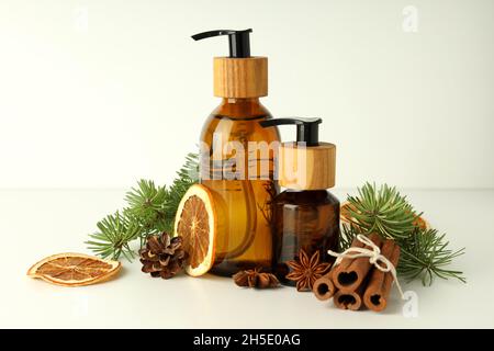 Komposition mit Winterkosmetik auf weißem Tisch Stockfoto
