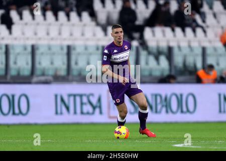 Nikola Milenkovic von ACF Fiorentina kontrolliert den Ball während des Serie A Spiels zwischen Juventus FC und ACF Fiorentina . Stockfoto