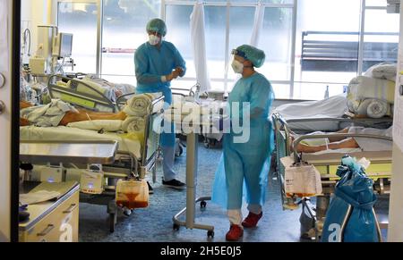 Leipzig, Deutschland. November 2021. In der Covid-Station, einem Bereich der operativen Intensivstation des Universitätsklinikums Leipzig, betreuen Ärzte und Krankenschwestern die Patienten. Auf der Intensivstation wächst seit Tagen die Zahl der Corona-Patienten mit schweren Verläufen, darunter immer mehr jüngere Patienten im Alter zwischen 30 und 60 Jahren. Quelle: Waltraud Grubitzsch/dpa-Zentralbild/dpa/Alamy Live News Stockfoto