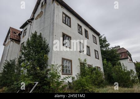 Alte verlassene Gebäude in der Natur Stockfoto