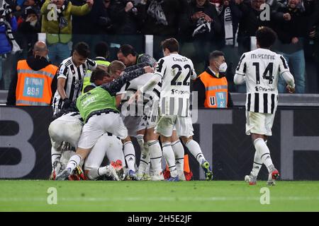 Juan Cuadrado von Juventus FC feiert das erste Tor seines Teams mit seinen Teamkollegen während des Serie-A-Spiels zwischen Juventus FC und ACF Fiorentina. Stockfoto