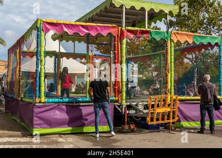 Porreres, Spanien; 31 2021. oktober: Alljährliche Herbstmesse in der mallorquinischen Stadt Porreres, die am 31. Oktober stattfindet. Trampoline mit spielenden Kindern und ihren Stockfoto