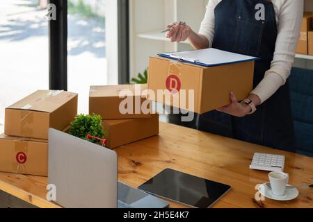 Kleine Unternehmen gründen KMU-Inhaber Unternehmer verwenden ein Notebook oder ein Notebook, um Bestellungen online zu erhalten und zu prüfen, um sich auf die Verpackung und den Verkauf vorzubereiten Stockfoto