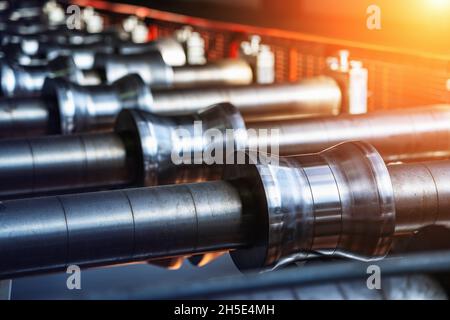 Industrieller Hintergrund. Produktionslinie von Metallziegel für Dach. Metallwerk. Stockfoto