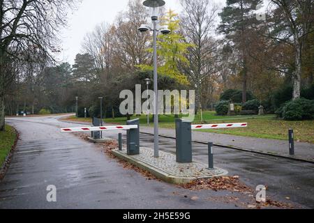 Hamburg, Deutschland. November 2021. Auf dem Friedhof in Ohlsdorf ist eine Schranke zu sehen. Die Vereinigung der Steuerzahler präsentiert das Schwarze Buch auf 09.11.2021. Kredit: Marcus Brandt/dpa/Alamy Live Nachrichten Stockfoto
