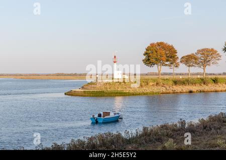 Rote Laterne an der Mündung der Somme in Saint-Valery. Fischerboot in den Hafen Stockfoto