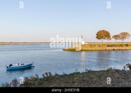 Rote Laterne an der Mündung der Somme in Saint-Valery. Fischerboot in den Hafen Stockfoto