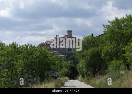 Blick auf den Medici-Turm von Santo Stefano di Sessanio, L'Aquila, Abruzzen, Italien, Europa Stockfoto