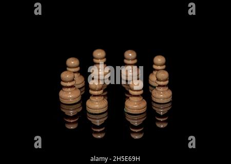 Pawn bildenden Kreis mit Reflexion auf schwarzem Hintergrund Stockfoto