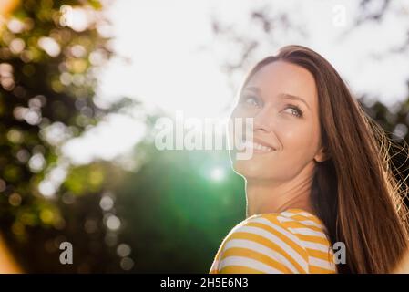 Profil Seitenansicht Porträt von attraktiven sorglos fröhlich Mädchen mit Spaß verbringen Urlaub festal Zeit genießen gesunde frische Luft im Freien Stockfoto