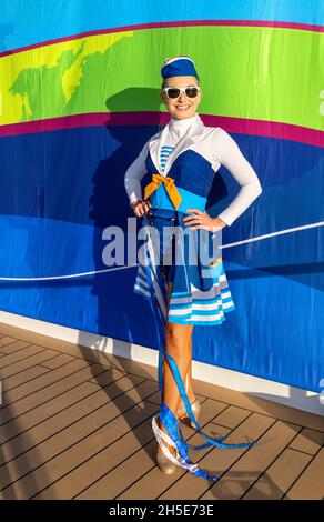 Sky Princess Sail Away Party 22. Oktober 2021 vom Mayflower Terminal Southampton UK - Female Crew Member Stockfoto