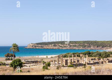 Die Ruinen der römischen Stadt Baelo Claudia, Tarifa, Bolonia, Andalusien, Südspanien. Das Hotel liegt am Nordufer der Straße von Gibraltar, t Stockfoto