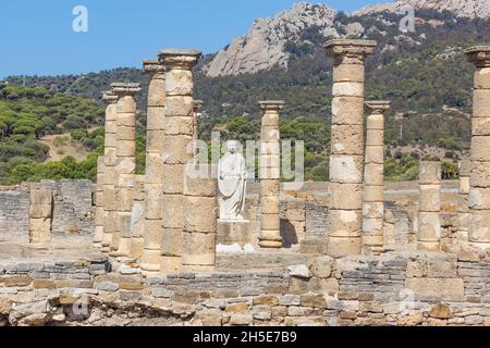 Statue des Kaiser Trajan in der Basilika neben dem Forum auf den Ruinen der römischen Stadt Baelo Claudia, Tarifa, Bolonia, Andalusien, Süd-Sp Stockfoto