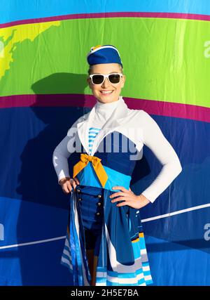 Sky Princess Sail Away Party 22. Oktober 2021 vom Mayflower Terminal Southampton UK - Female Crew Member Stockfoto