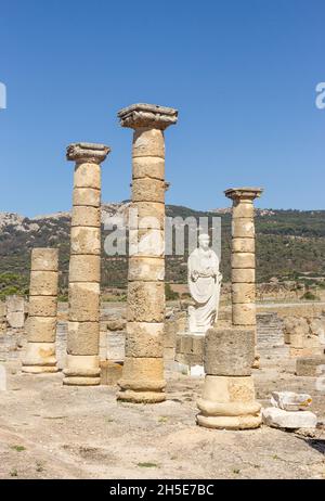 Statue des Kaiser Trajan in der Basilika neben dem Forum auf den Ruinen der römischen Stadt Baelo Claudia, Tarifa, Bolonia, Andalusien, Süd-Sp Stockfoto