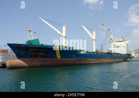 Vertäutes Containerschiff in einem Hafen, das darauf wartet, in einen Hafen geladen zu werden, der darauf wartet, verladen zu werden Stockfoto