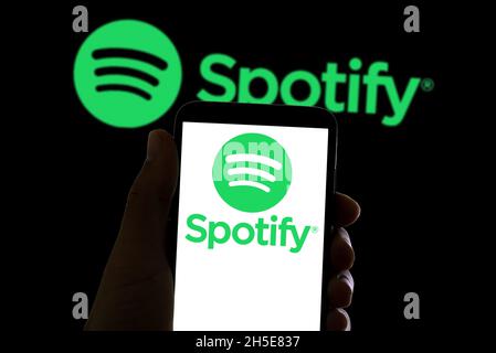 In dieser Abbildung ist das Logo des Musik-Streaming-Service Spotify auf dem Bildschirm des Mobiltelefons und eines Laptops in Barcelona, Spanien o zu sehen Stockfoto