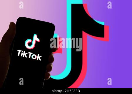 In dieser Abbildung ist das Logo des sozialen Netzwerks TikTok auf dem Bildschirm des Mobiltelefons und eines Laptops in Barcelona, Spanien, am November zu sehen Stockfoto