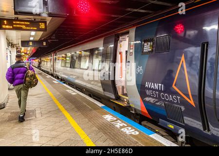 Avanti West Coast Zug wartet auf die Abfahrt von Birmingham New Street nach London Euston, Großbritannien. Stockfoto