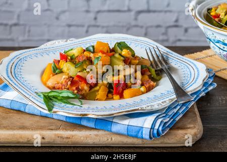 Succotash - Südamerikanisches Gericht mit Gemüse, Butterbohnen, Butternusskürbis, Mais und Chorizo Stockfoto