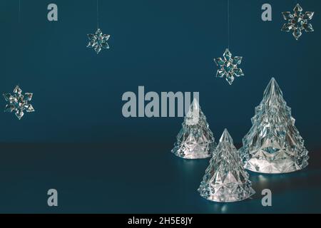Leere Bühne mit weihnachtlichen Dekorationen auf dunkelblauem Hintergrund Stockfoto