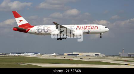 WILMETTE, USA - 10. Okt 2021: Die Boeing 777 von Austrian Airlines bereitet sich auf die Landung am Chicago O'Hare International Airport vor. Stockfoto