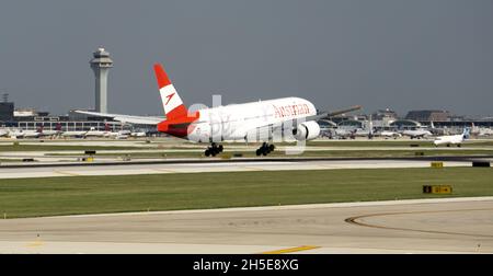 WILMETTE, USA - 10. Okt 2021: Die Boeing 777 von Austrian Airlines bereitet sich auf die Landung am Chicago O'Hare International Airport vor. Stockfoto