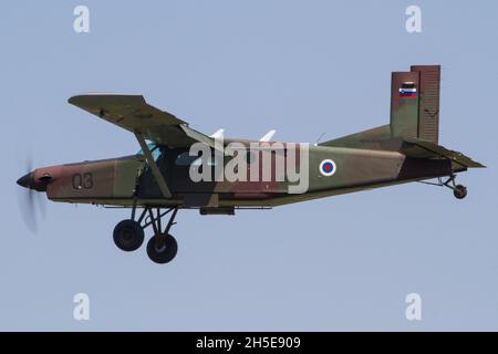 MARIBOR, SLOWENIEN - 28. Sep 2019: Slowenische Luftwaffe PC-6 Porter fliegt in Maribor, Slowenien, unter blauem Himmel Stockfoto