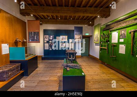 Das Schloss Doorwerth beherbergt drei Museen. Doorwerth, Niederlande. Die Museen präsentieren sich gemeinsam und signalisieren ihre Perspektive auf das Thema mit unterschiedlichen Farben Stockfoto