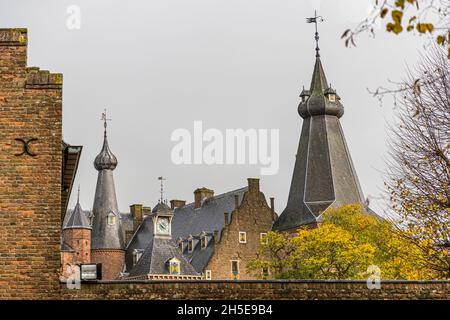 Das Schloss Doorwerth beherbergt drei Museen. Doorwerth, Niederlande Stockfoto