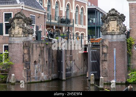 Zaandam, Niederlande-Juni 2021; Nahaufnahme Türen, Schließerhaus und Steinmetzchen der Hondscossche Sluis (Seeschleuse), ehemals nam Stockfoto