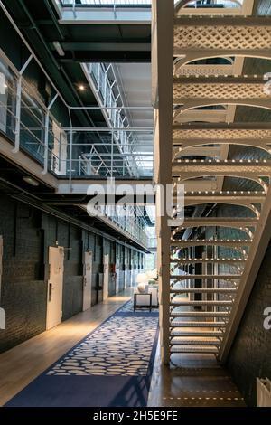 Alkmaar, Niederlande-Juni 2021; Blick von der Stahltreppe in den Flur mit Gefängniszellen der ehemaligen, nun renovierten Boutique The Fallon Hot Stockfoto