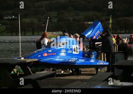 Während der jährlichen Coniston Motorboot Rekorde Woche im November 2021 wird ein Motorboot für den Einsatz auf Coniston Wasser vorbereitet. Stockfoto