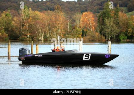 Während der jährlichen Coniston Motorboot Rekorde Woche im November 2021 wird ein Motorboot für den Einsatz auf Coniston Wasser vorbereitet. Stockfoto