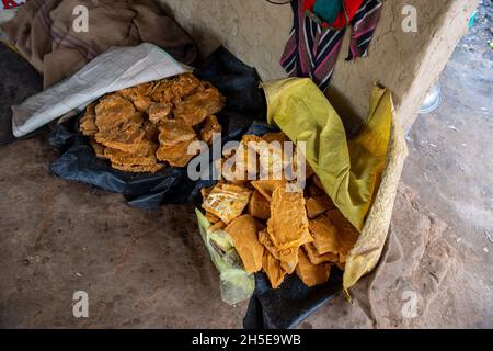 Roorkee, uttarakhand, Indien- Nov 7 2021: Traditioneller, nicht zentrifugaler Rohrzucker, der hauptsächlich in der Indosphäre konsumiert wird. Es ist ein konzentriertes Produkt Stockfoto