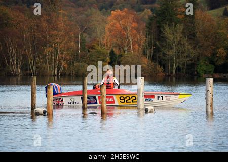 Während der jährlichen Coniston Motorboot Rekorde Woche im November 2021 wird ein Motorboot für den Einsatz auf Coniston Wasser vorbereitet. Stockfoto