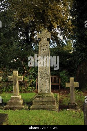 Das Ruskin-Kreuz, das das Grab von John Ruskin in der Kirche Saint Andrews, Coniston, Cumbria, England, Großbritannien, markiert. Stockfoto