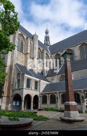 Alkmaar, Niederlande juni 2021: Niederwinkelansicht der evangelischen Grote oder Sint Laurenskerk (Kirche) mit im Vordergrund Denkmal Wendelaar Stockfoto