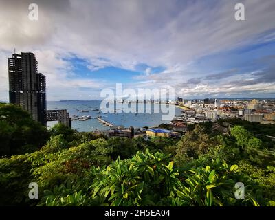 Golf von Thailand von Pattaya City in Thailand an einem bewölkten Tag Stockfoto