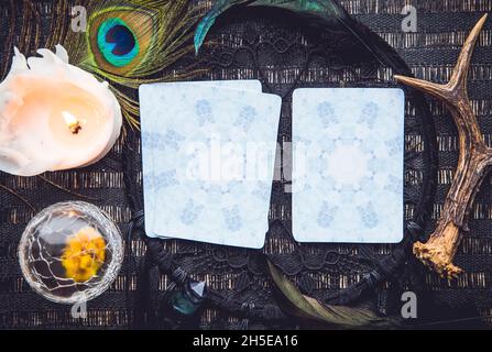 Deck mit Weissagung hausgemachte Engelskarten auf schwarzem Tisch, umgeben von Halbedelsteinen Kristallen. Stockfoto