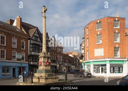 Tewkesbury ist eine kleine Stadt am Fluss Avon in Gloucestershire, Großbritannien. Das Kriegsdenkmal Stockfoto