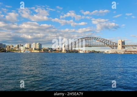 Sydney, NSW, Australien-August 2020: Panoramablick über das Wasser des Sydney Harbour in Richtung Nord-Sydney und Sydney Harbour Bridge von Süden aus gesehen Stockfoto